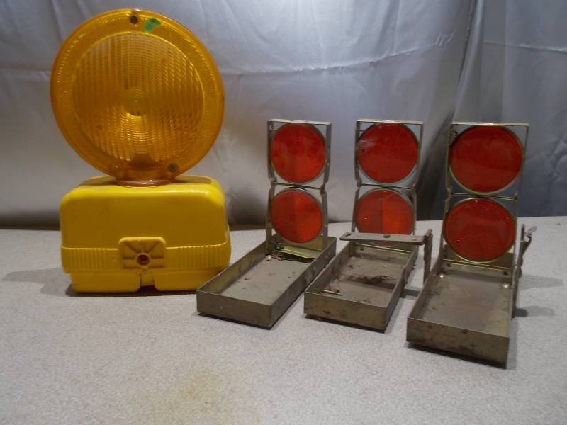 Vintage Roadside Warning Flasher Light & Foldable Emergency Flare  Reflector Set Lot