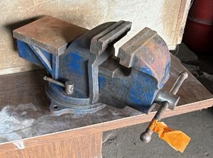Cast iron bench vise