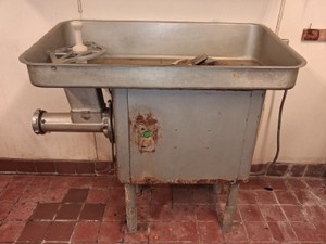 COMMERCIAL MEAT GRINDER & PARTS
