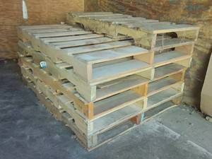 5 SOLID WOODEN PALLETS AND 1 HALF PALLET