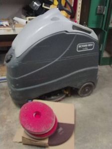 ADVANCE COMMERCIAL FLOOR SCRUBBER