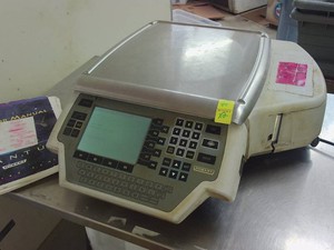 HOBART QUANTUAM SCALE SYSTEM AND STAINLESS STEEL SHELF