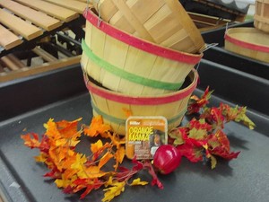 3 12 BUSHEL APPLE BASKETS  NEW SUET CAKE