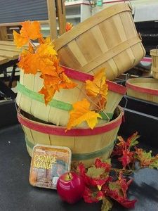 3 12 BUSHEL APPLE BASKETS  NEW SUET CAKE