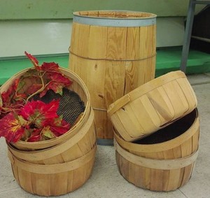 SMALL BARREL AND 6 SMALL APPLE BASKETS