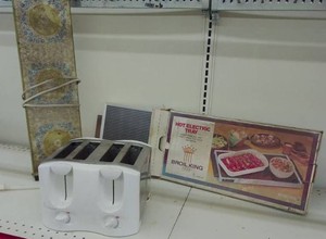 2 ELECTRIC HOT SERVING TRAYS AND TOASTER