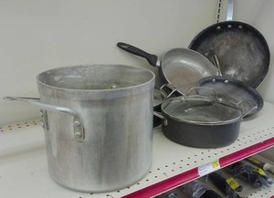 5 KITCHEN PANS - 2 LIDS - COMMERCIAL GRADE STOCK POT