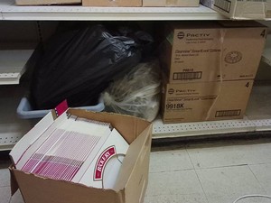 SHELF FULL OF SMARTLOCK CATERWARE AND BAKERY BOXES