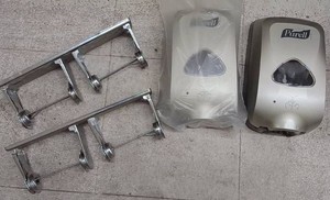 2 PAREL SOAP DISPENSERS AND 2 DOUBLE HEADED TOILET PAPER ROLL DISPENSERS