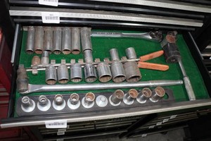 Contents of Drawer - 12 Sockets, Ratchet