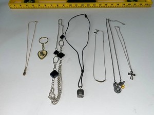 VTG Mixed Costume Jewelry Necklace & Pendant Assortment