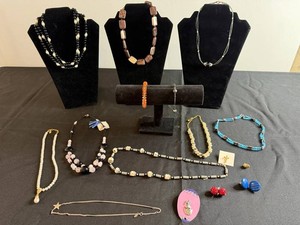 VTG Costume Jewelry - Beaded Necklaces, Earrings & Brooches Mixed Lot