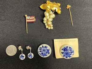 VTG Costume Jewelry Mixed Lot - Delft Jewelry Set, Grape Brooch, Flag Pin & Clover Stickpin