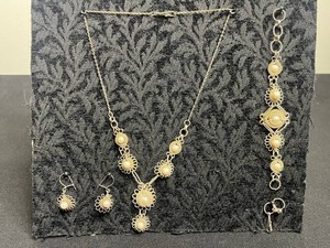 VTG Gold-Tone Faux Pearl Necklace, Bracelet & Earrings Matching pieces, bracelet needs repair