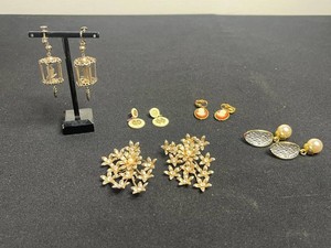 Costume Jewelry - Vintage Gold-Tone Brooches & Earrings Mixed Lot