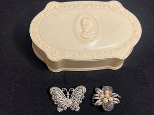 VTG Collectible Luxor Cameo Dresser Vanity Trinket Box & Costume Brooches Mixed Lot