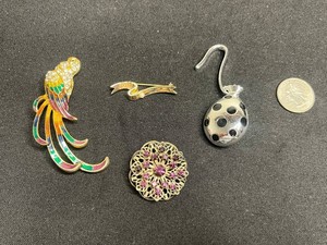VTG Costume Jewelry - 4pc Bird Brooches, Floral Brooch & Pendant Inc Avon