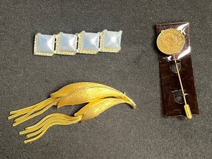Costume Jewelry - Vintage Brooches & Coin Stick Pin Mixed Lot