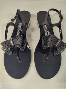 Salvatore Ferragamo Perala Black Patent Thong Sandals (Size 8)