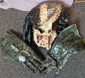 Predator Deluxe Horror Costume Mask & Gauntlet Claw Gloves Set