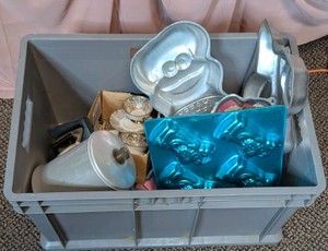 Vintage Aluminum Cake Pans, Stovetop Percolator & Gold Filigree Teacup Set Lot