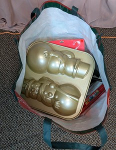 3D Aluminum Snowman Cake Pan & Holiday Tins, Christmas Houses, in Tote Bag