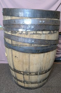 Rustic Solid Oak Wooden Whiskey  Wine Barrel With Steel Hoops