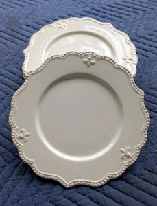 White Scalloped Fleur-de-Lis Ceramic Plates 4pk
