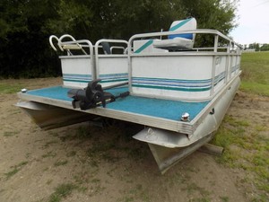 1996 Manitou Aurora 18 Pontoon with 25 HP Mariner