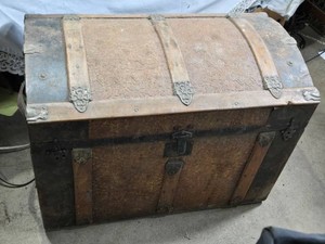 Antique-style Wooden Trunk with Embossed Design and Metal Latches