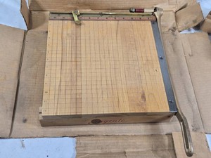 Ingento Trimming Board with Ruler Grid and Spring Mechanism