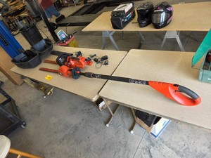 (2) Black & Decker 18 Volt Hedge Tr...