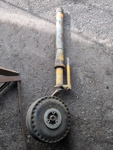 Aircraft nose gear assembly