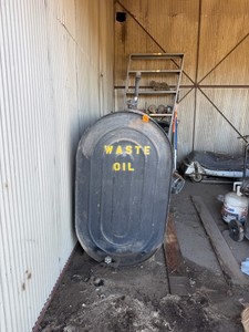 Waste oil tank with ventbreather pipe