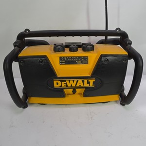 DeWalt DC011 Heavy-Duty Worksite AMFM Radio & Battery Charger