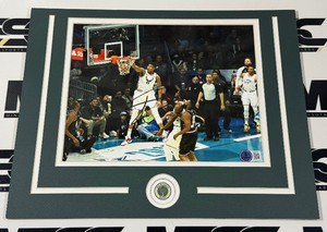 Giannis Antetokounmpo Autograph w Beckett Authenticity Milwaukee Bucks Basketball Photo
