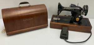 1950 SINGER Portable Sewing Machine With Key (Lense Loose On Light)
