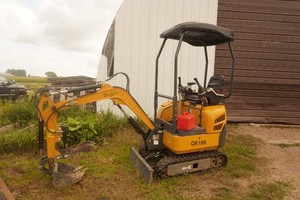 CF Industries Model QK18R Mini Tracked Excavator