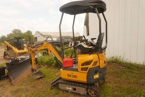 CF Industries Model QK18R Mini Tracked Excavator