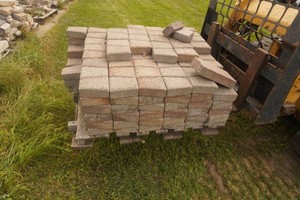 Pallet of Assorted Circle Patio Pavers