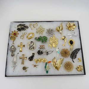 Grouping of 30 Womens Fashion Brooches Including Birds, Crosses, Flower & More-Some Marked
