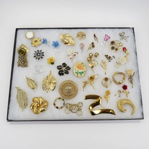 Group of 40 Vintage Womens Fashion Jewelry Brooches-Some Marked