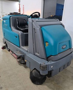 Tennant M17 Ride-On Sweeper - Scrubber