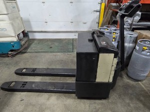 Crown 40GPW 4000lb  Pallet Jack