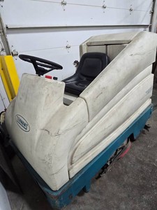Tennant 7200 Ride-On Scrubber