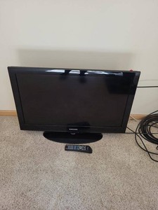 Samsung LN32D403 32in LCD HDTV w Remote & Tabletop Stand Black