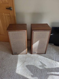 Pair of Vintage Advent Loudspeaker 8 Ohm Walnut Cabinet Speakers
