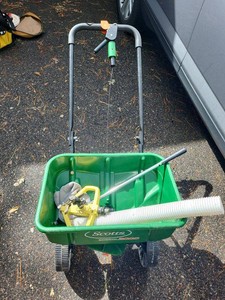 Scotts SpeedyGreen 3000 Spreader & Nelson Hose-End Sprayer
