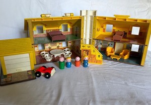 Fisher-Price Play Family House #952 Dollhouse w Furniture Figures