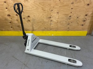 Strongway 5500 LB Capacity Pallet Jack